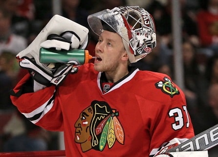 Antti Raanta menettämässä paikan Chicagon ykkösenä Antti Raanta menettämässä paikan Chicagon ykkösenä