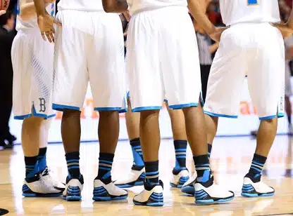 Jones ja Conley Kouvojen paitaan Jones ja Conley Kouvojen paitaan