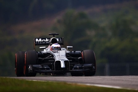 McLaren kokeilemassa Lotuksen "makkaratikkua" McLaren kokeilemassa Lotuksen ”makkaratikkua”