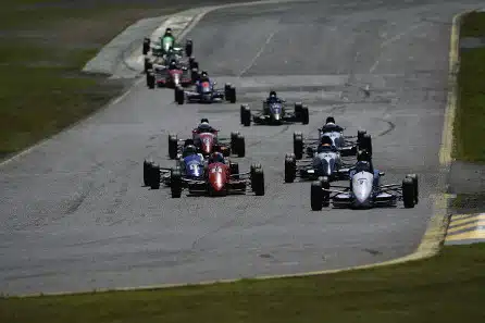 Suomalaislahjakkuus ajaa takaa Formula 4 -sarjan mestaruutta