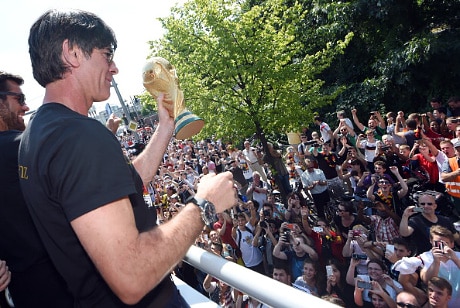 Löw jatkaa Saksan peräsimessä 2018 MM-kisoihin saakka Löw jatkaa Saksan peräsimessä 2018 MM-kisoihin saakka