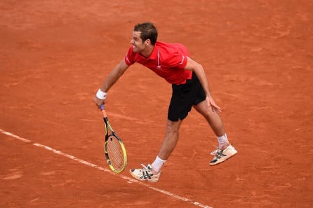 Kotiyleisön suosikki jatkoon Ranskan avoimessa tennisturnauksessa