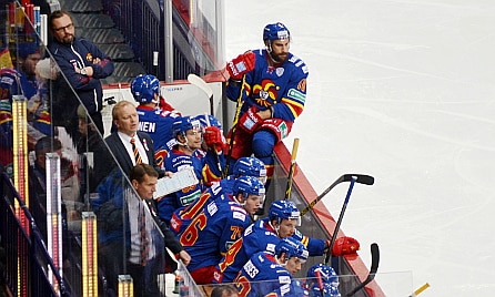 Traktori yrittää yrittää horjuttaa jokeripakkaa Traktori yrittää yrittää horjuttaa jokeripakkaa