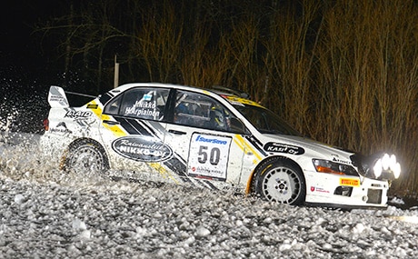 Joni Nikko johtaa SM-rallia ensimmäisen päivän jälkeen