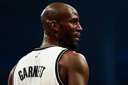 ”Hän uhrasi enemmän kuin kukaan” – yksi NBA:n kaikkien aikojen parhaista nosti tossut naulaan
