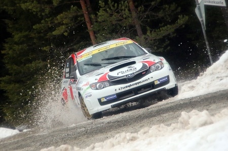 Teemu Asunmaa ja kartturi Jonne Halttunen vankassa Ralli SM-sarjajohdossa