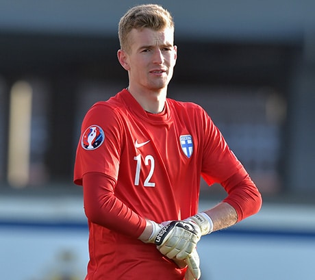 Huuhkaja-vahti avitti seuransa maukkaaseen vierasvoittoon Bundesliigassa Huuhkaja-vahti avitti seuransa maukkaaseen vierasvoittoon Bundesliigassa