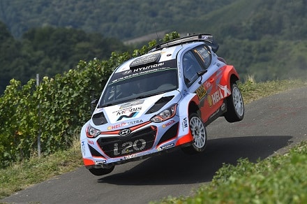 Neuville tykitti pohjat, Ogier hävisi niukasti (ek8)
