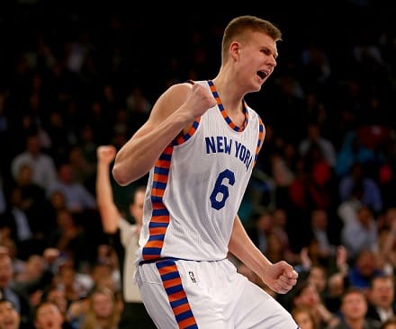 New York Knicksille järkyttävä takaisku – latvialaistähti loukkasi polvensa, kausi paketissa