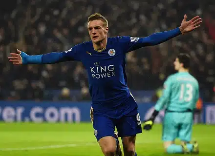 Leichester-faneille jaettiin 30 000 James Vardy -maskia protestina