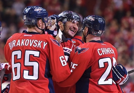 Ovechkin iski juhlaosuman ja painui illan päätteeksi NHL:n maalipörssin kärkeen Ovechkin iski juhlaosuman ja painui illan päätteeksi NHL:n maalipörssin kärkeen