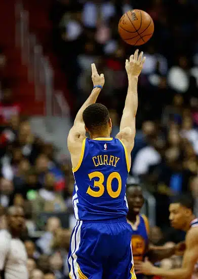 NBA tekee historiaa sallimalla paitamainokset
