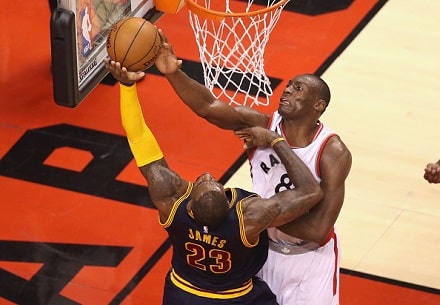 Raptors-sentteri huikeassa levypalloiskussa - LeBronille ja kumppaneille playoff-kevään ensimmäinen tappio Raptors-sentteri huikeassa levypalloiskussa – LeBronille ja kumppaneille playoff-kevään ensimmäinen tappio