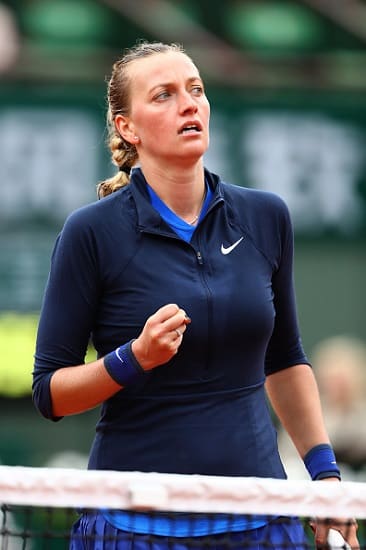 Kvitova teki tunteikkaan paluun tenniskentille – jatkoon Ranskassa näytöstyyliin