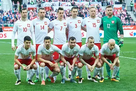 Puola putsaa kasvojaan MM-jalkapallossa – Japani vaarassa pudota