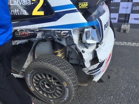 Katso kuva: Jari-Matti Latvalan auto karussa kunnossa