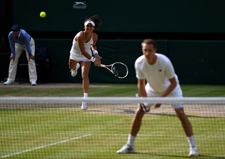 Henri Kontisen tiimi katsomoon Wimbledonissa