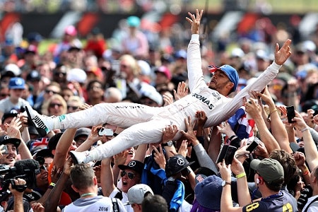 Lewis Hamilton kiitteli ironisena yleisöä: "Täällä ei buuata" Lewis Hamilton kiitteli ironisena yleisöä: ”Täällä ei buuata”