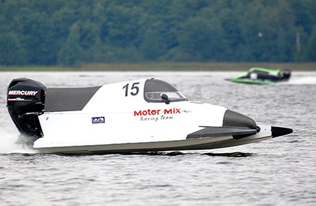 Juho-Matti Manninen johtaa F4-veneiden MM-sarjaa