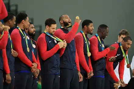 ”Paras tunne koskaan” – USA:n NBA-tähdet intoilivat kultamitalista murskavoiton jälkeen