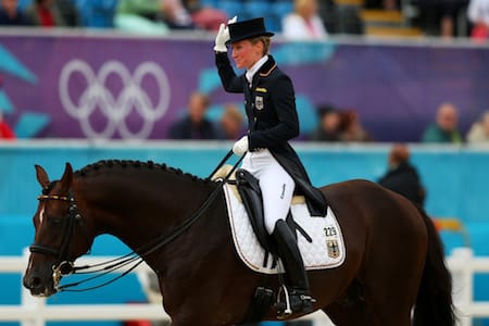 Saksa juhlii olympiavoittoa kouluratsastuksessa Saksa juhlii olympiavoittoa kouluratsastuksessa