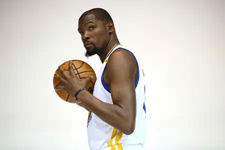 NBA:n mestarisuosikille hurja takaisku – Durant sivussa vähintään kuukauden, ehkä huomattavasti pidempäänkin