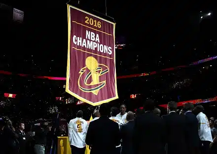 Cavaliers nosti mestaruuslakanan kattoon, LeBron aloitti tripla-tuplalla
