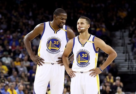 Stephen Curry sivussa, Draymond Green hyllyllä – Golden State voitti silti