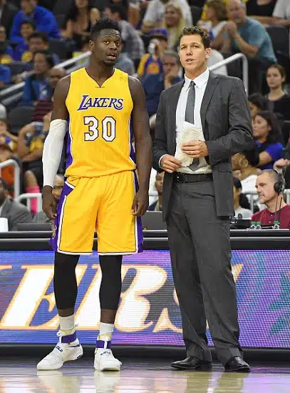 Laitahyökkääjän tripla-tupla toi helpotusta Lakersin tuskaan