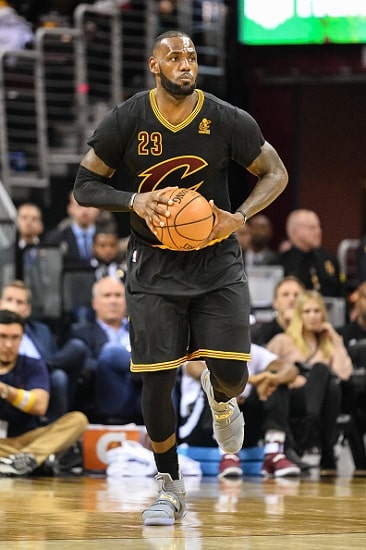 ”Älkää yrittäkö tuota kotona” – LeBron Jamesilta taas upea lisäys CV:seen