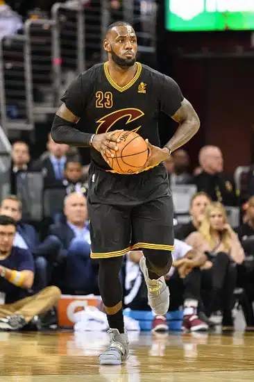 LeBronilta ja kumppaneilta käsittämätön sulaminen – menettivät 26 pisteen johtoaseman