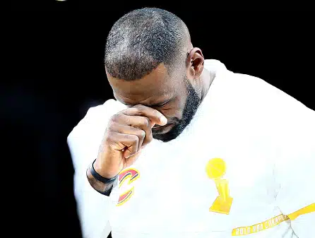 Vedonlyönnissä hävinnyt LeBron joutuu sonnustautumaan vihollisleirin peliasuun