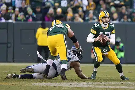 Green Bay Packersin toivo elää, Seahawks-QB:lla todella synkkä päivä