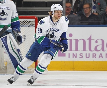 Hurja taklaus - ex-Jokerit-pakki vietiin sairaalaan NHL:ssa Hurja taklaus – ex-Jokerit-pakki vietiin sairaalaan NHL:ssa