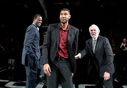 San Antonio Spurs nosti seuraikonin paidan kattoon