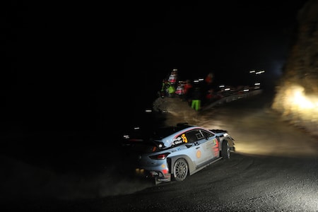 Neuville nousi Ogierin kantaan, Latvala yhä tukevammin kiinni mitalissa