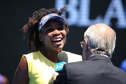 Nelinpelistä vetäytynyt Venus Williams jatkaa vakuuttavasti kaksinpelissä