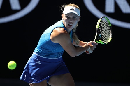 Caroline Wozniacki kairasi voiton jännärissä – Tokiossa puolivälierät selvillä
