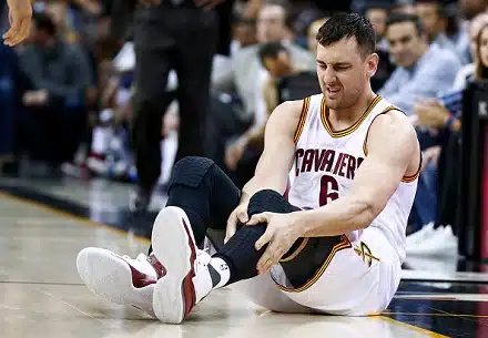 Clevelandille kotitappio – sentteri hajoitti jalkansa heti Cavaliers-debyytissään