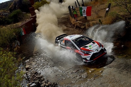 Latvala joutui keskeyttämään – Ogier kaasuttelee kärjessä (ek 9/21)