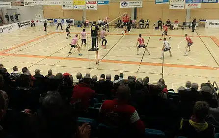 Vuoden lentopalloilmiö hankki 206-senttisen roikaleen