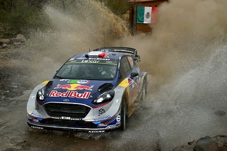 Jousitus hajosi, Sebastien Ogier ajoi päin puuta