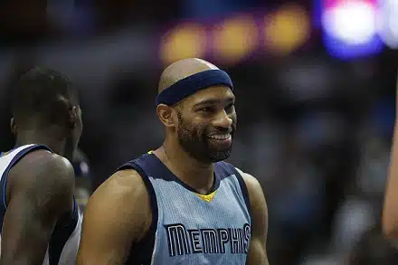 Memphis Grizzliesin ase tappioputken katkaisemiseen: 40-vuotias Vince Carter