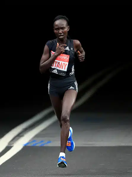 Lontoon maratonilla maailmanennätys hirmuajalla