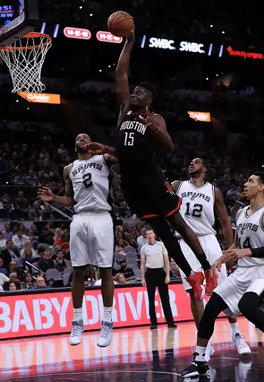 ”Emme totelleet koripallon perussääntöjä” – Rockets murskavoittoon San Antoniossa