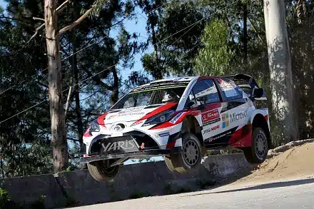 Mäkinen muikeana: Tänak tykittää tiukasti kärjessä (ek9)