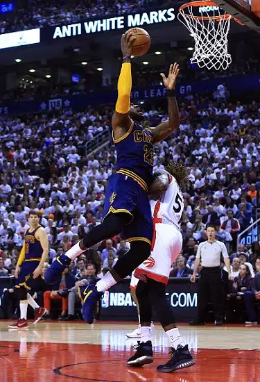 LeBron ja kumppanit puhtaalla pelillä konferenssifinaaleihin