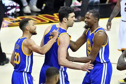 NBA-mestari julkisti jatkosopimuksia – tähtipelaajat jatkavat