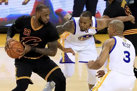 ”Olimme yksi vastustaja heidän tiellään” – LeBronin historiallinen temppu ei auttanut ylivoimaista Golden Statea vastaan