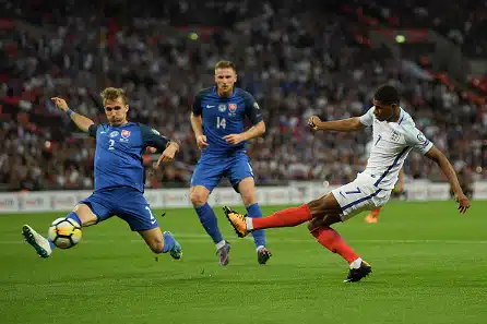 Marcus Rashford möhli, otti vahingon korkojen kanssa takaisin